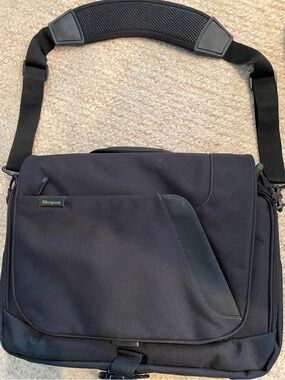 Targus Black Laptop Messenger Bag with Padded Strap